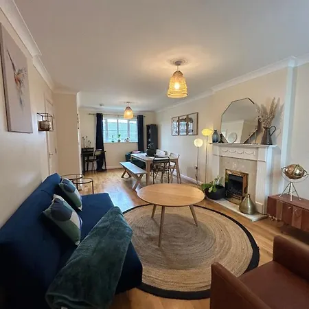 Holiday home Spacious 5-bedroom Nr Swanpool Beach - *