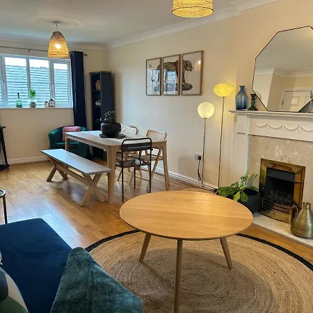 Holiday home Spacious 5-bedroom Nr Swanpool Beach -