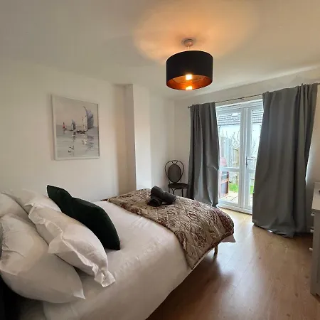 Holiday home Spacious 5-bedroom Nr Swanpool Beach - *