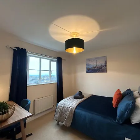 Spacious 5-bedroom Nr Swanpool Beach - Holiday home
