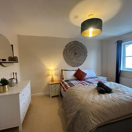 Holiday home Spacious 5-bedroom Nr Swanpool Beach - *