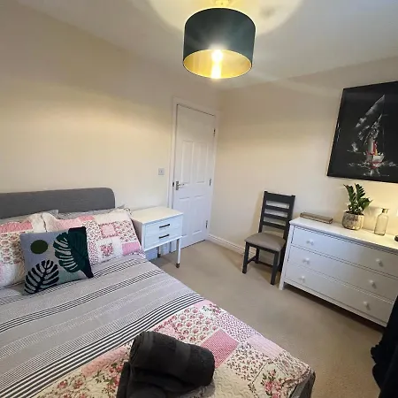 Holiday home Spacious 5-bedroom Nr Swanpool Beach - *
