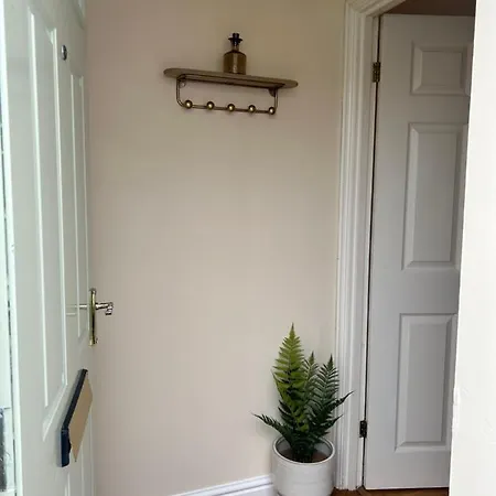 Holiday home Spacious 5-bedroom Nr Swanpool Beach - *