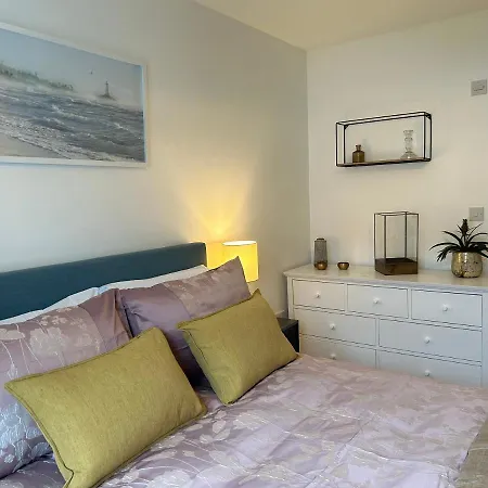 Holiday home Spacious 5-bedroom Nr Swanpool Beach -