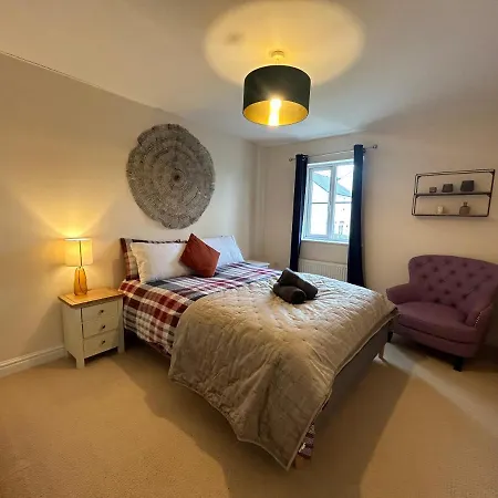 Spacious 5-bedroom Nr Swanpool Beach - *